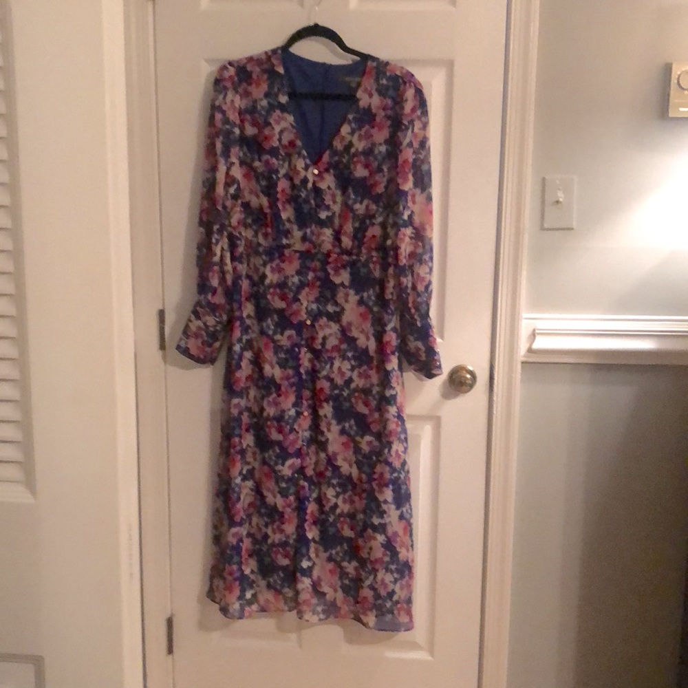 Gorgeous V neck dress by Julia Jordan!